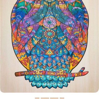 Puzzle de madeira colorido em forma de coruja com suporte de madeira