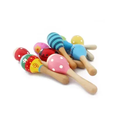 Maracas de madeira coloridas com padrões variados