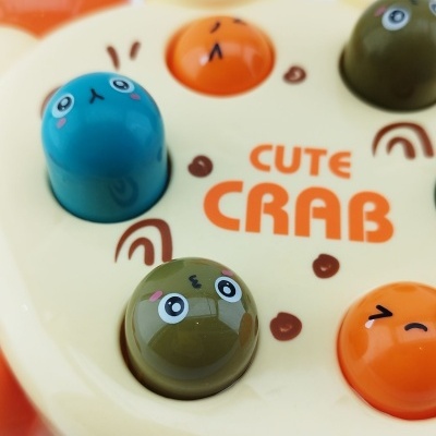 Botões coloridos redondos com rostos e texto 