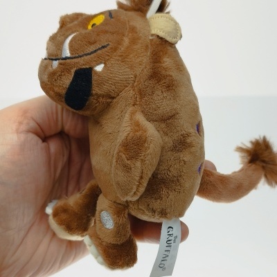 Pelúcia infantil do personagem Gruffalo castanha com etiqueta GRUFFALO