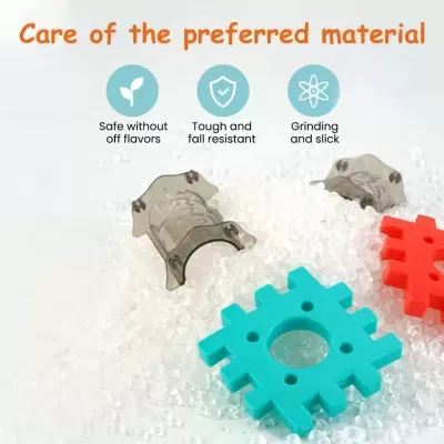 Peças plásticas coloridas sobre granulado branco com texto explicativo em inglês.