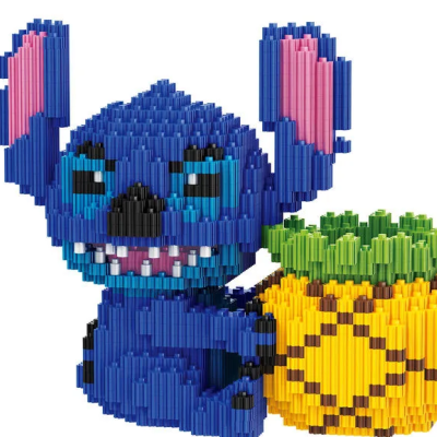 Figura de construção em blocos representando Stitch com um abacaxi