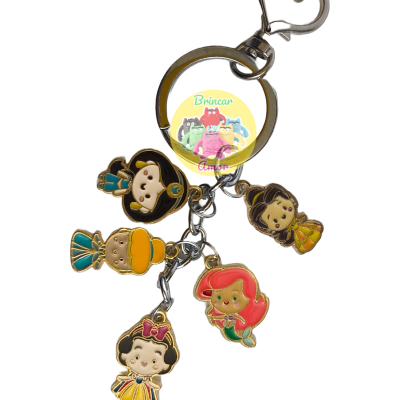 Porta-chaves metálico com pendentes esmaltados de princesas coloridas