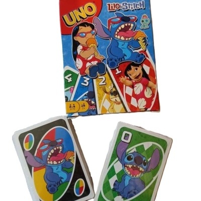Cartas UNO Lilo & Stitch com duas cartas à frente, uma preta e uma verde, ambas com imagens do personagem Stitch.