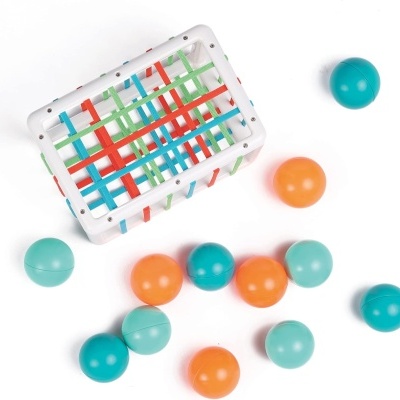 Cesta branca com padrões coloridos e bolas laranja e azul ao redor