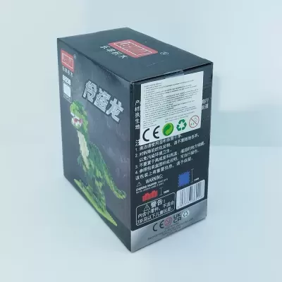 Caixa preta de brinquedo de dinossauro verde pixelado com texto e símbolos de segurança.