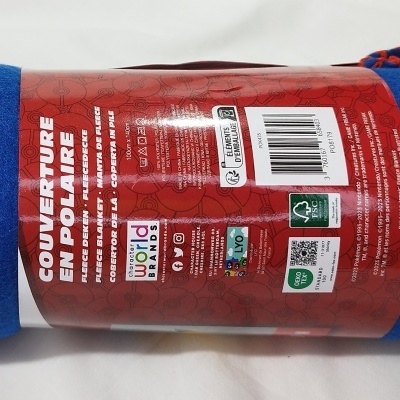 Manta polar azul com etiqueta vermelha e texto em francês