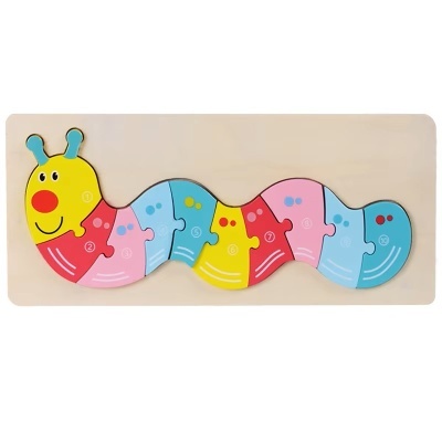 Puzzle de madeira colorido em forma de lagarta