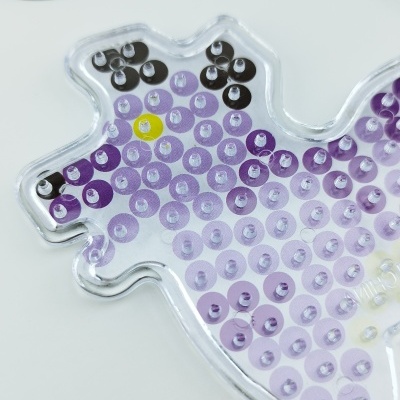 Peça de puzzle transparente com círculos coloridos