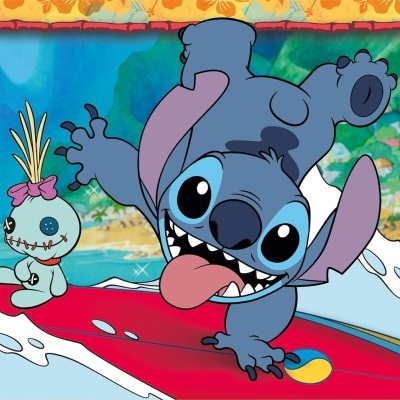 Desenho animado de Stitch a surfar com boneco pequeno à esquerda e fundo colorido com flores