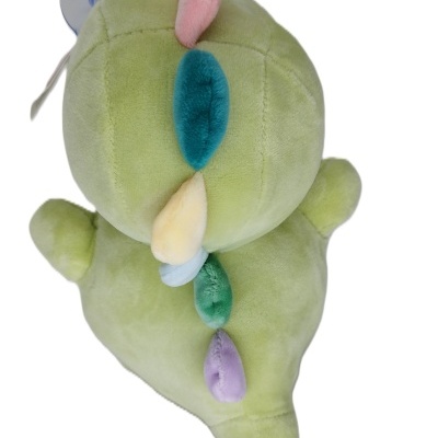 Pelúcia verde de dinossauro com crista colorida