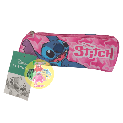 Estojo rosa com personagem Stitch da Disney e etiqueta verde e branca