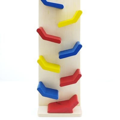 Jogo de construção em madeira colorido com painel claro