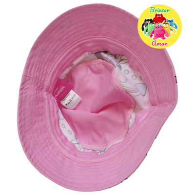 Chapéu rosa claro visto por dentro com etiqueta de tamanho e padrão colorido, com logo Brincar e Amor