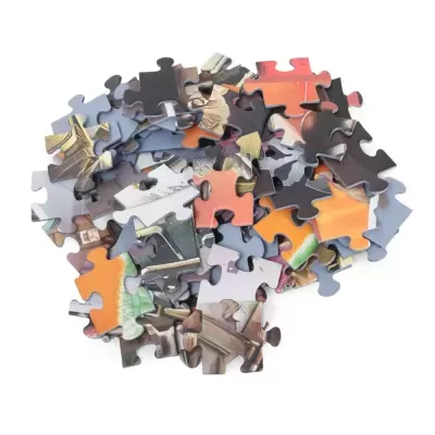 Pezinhos de puzzle coloridos empilhados sobre fundo branco