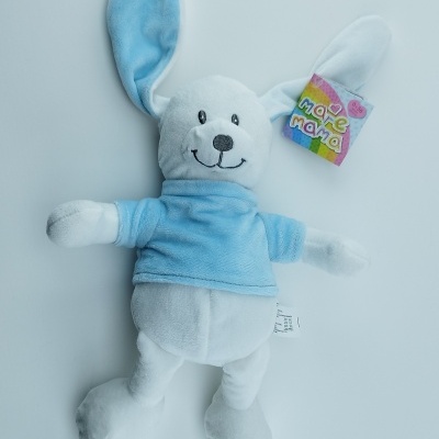 Pelúcia coelho branco com camisola azul e etiqueta Move Mama