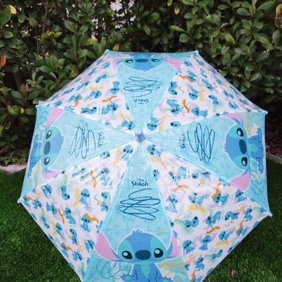 Guarda-chuva infantil com estampado do personagem Stitch da Disney