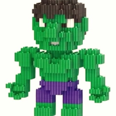 Figura de brinquedo verde com blocos de montar em fundo branco