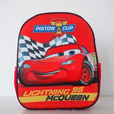 Mochila vermelha com personagem Lightning McQueen e texto PISTON CUP