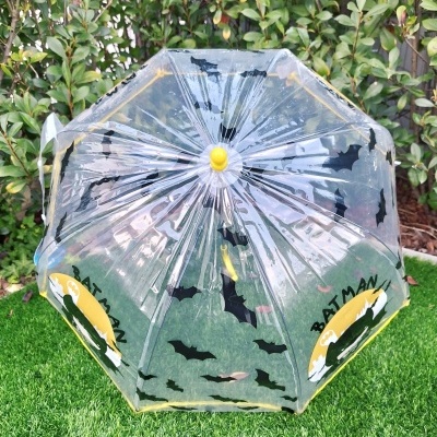 Guarda-chuva transparente com padrão de morcegos e ilustração Batman