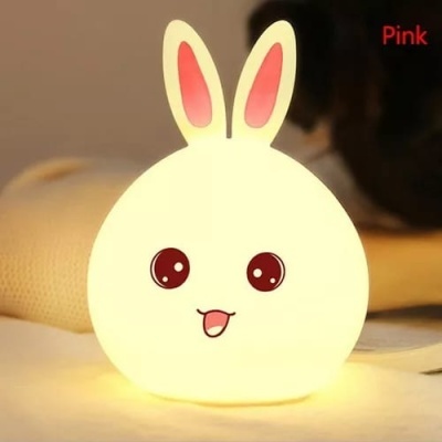Lâmpada de coelho branca com orelhas cor-de-rosa e olhos castanhos iluminada