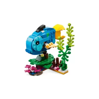 Modelo de peixe azul e amarelo em blocos com plantas verdes e flores cor-de-rosa