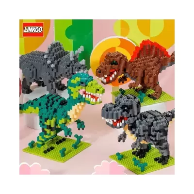 Brinquedos de montar dinossauros coloridos em blocos de plástico com base verde e fundo colorido.