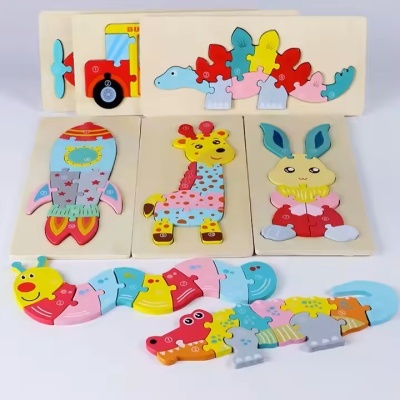 Puzzle de madeira colorido com formas de animais e foguete