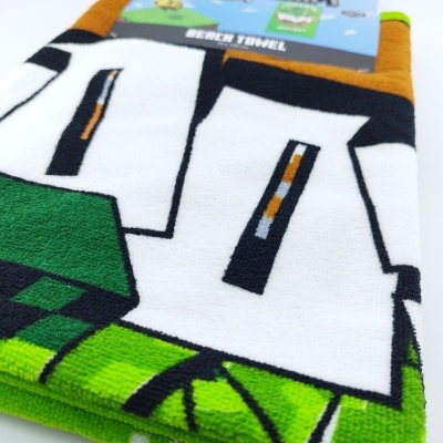 Toalha de praia Minecraft dobrada com embalagem azul