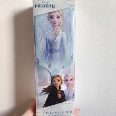 Escova de cabelo Frozen II em caixa com imagem das personagens e texto