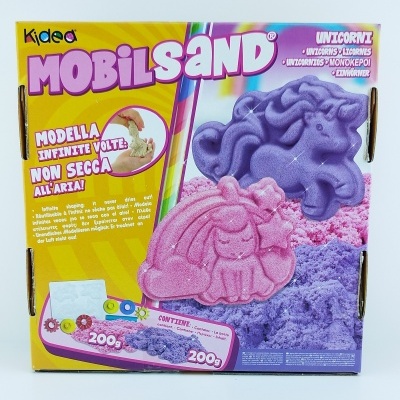 Caixa de areia moldável Mobil Sand com moldes de unicórnio e areia colorida rosa e roxa.
