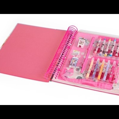 Estojo de desenho cor-de-rosa com lápis de cor e canetas coloridas