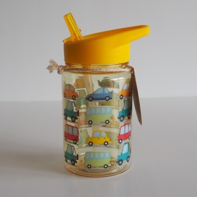 Garrafa infantil transparente com tampa amarela e desenhos de carros coloridos