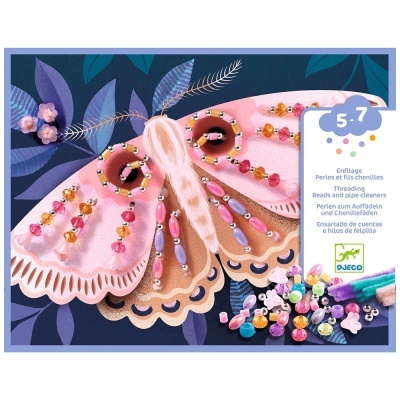 Conjunto infantil para enfiar miçangas e fios de chenille com tema borboleta e cores pastel.