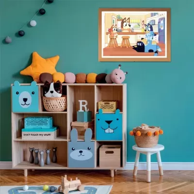 Estante de madeira com caixas de animais azuis e decoração em quarto infantil verde