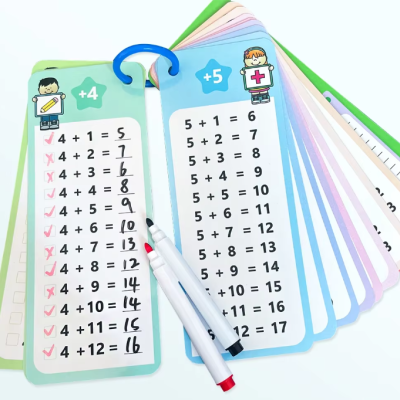 Livro educativo de matemática para crianças com páginas coloridas e somas escritas à mão.