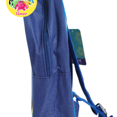 Mochila azul escura com alças ajustáveis e selo amarelo com texto e figuras coloridas