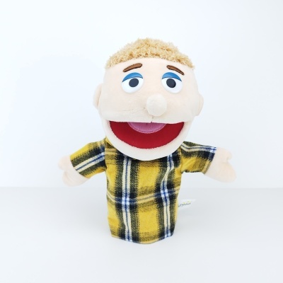 Fantoche de tecido com camisa xadrez amarela e rosto sorridente