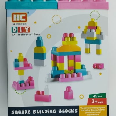 Caixa branca com imagens coloridas de blocos de construção em azul, amarelo, rosa, branco e verde