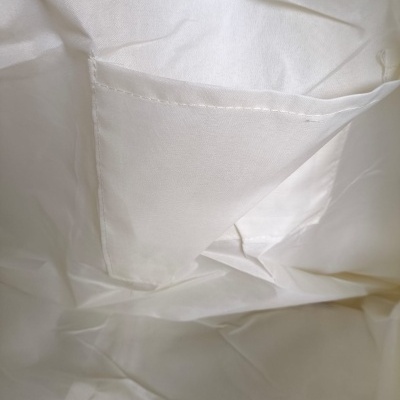 Bolso interno em tecido branco com costura evidente