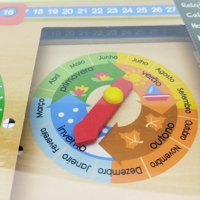 Calendário educativo de madeira com meses e estações do ano em português