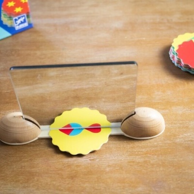 Suporte de mesa em madeira com placa transparente e peças coloridas de cartão amarelo