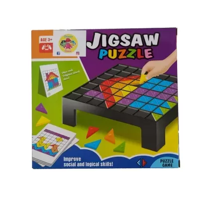 Caixa do Jigsaw Puzzle com tabuleiro e peças coloridas triangulares
