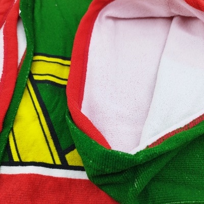 Toalha colorida com padrões em vermelho, verde, amarelo e branco, textura felpuda