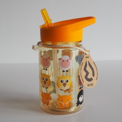 Garrafa infantil transparente com tampa laranja, canudo amarelo e desenhos de animais