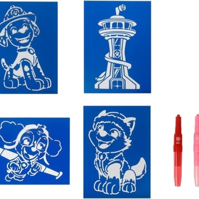 Estênceis azuis com personagens de desenhos animados e sete marcadores coloridos com embalagem ao fundo