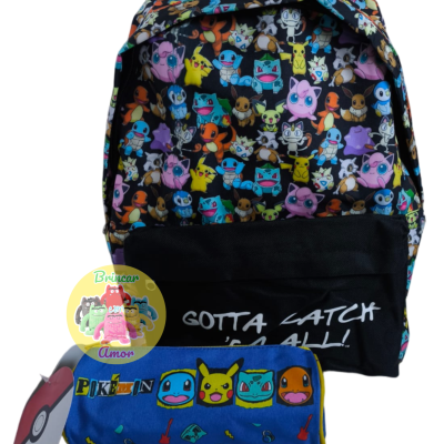 Mochila preta com padrão colorido de personagens Pokémon e estojo azul com imagens de Pokémon