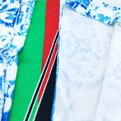 Peças de vestuário com padrões coloridos e estampas em tecido detalhado