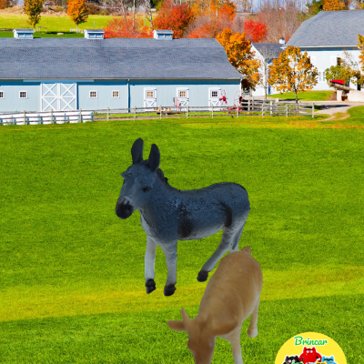 Duas figuras de animais de brincar sobre relva artificial com fundo de celeiros e árvores.