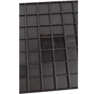 Placa preta com grelha de quadrados pequenos em relevo